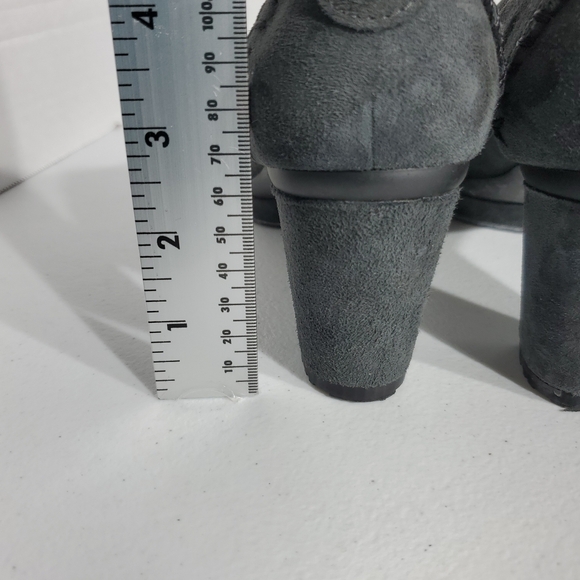 Stuart Weitzman Sz 7 Dark Gray/Black Suede Chunk Heels With Tasseld